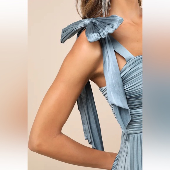 Elegant Blue Pleated Maxi Dress - Picture 3 of 5